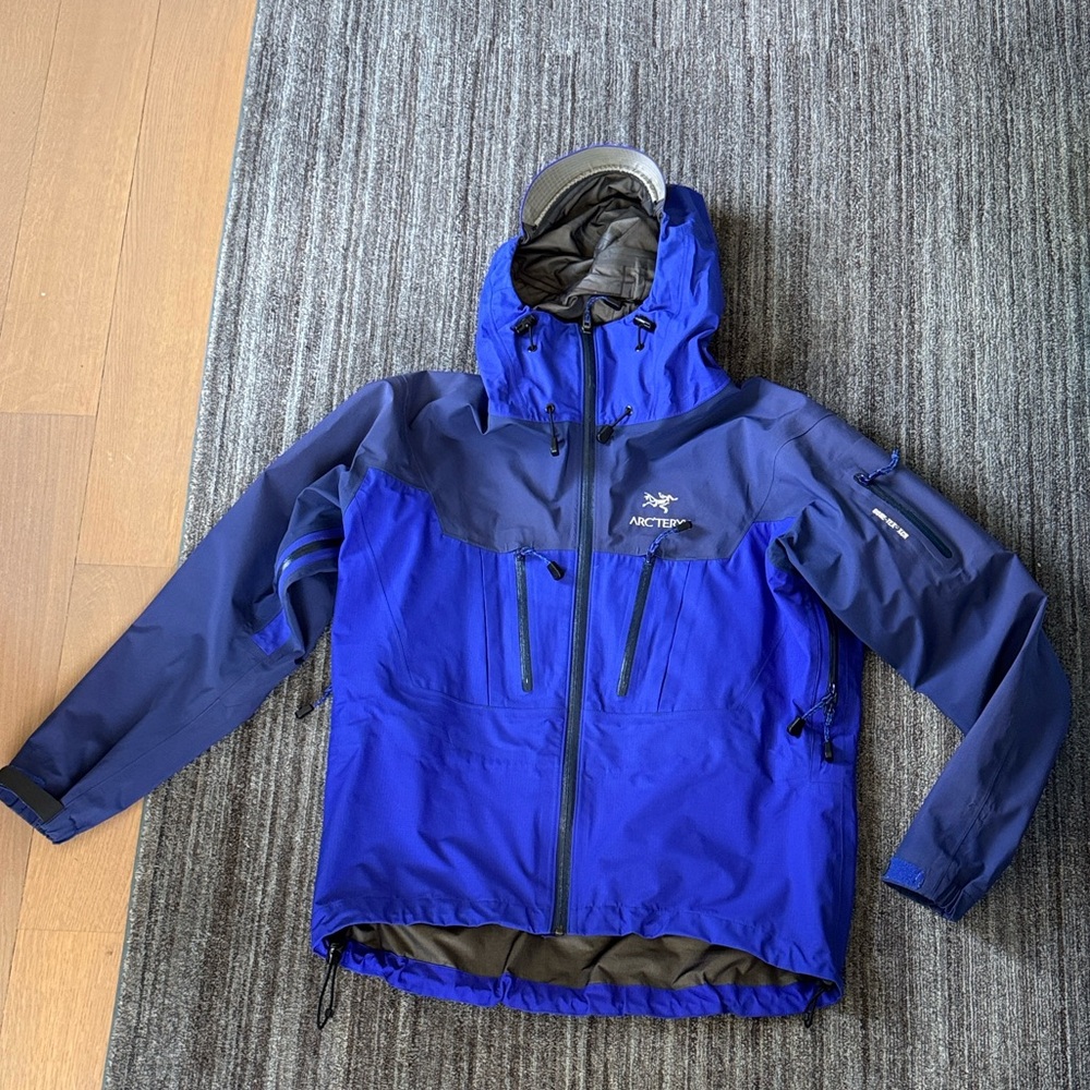 Arc'teryx Vibrant Blue hardshell jacket - vintage in prime condition - women’s L